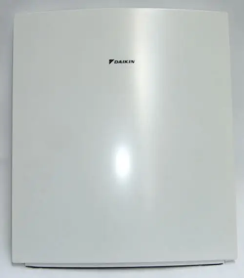 Frontabdeckung von Daikin, rechteckig und in Weiß, mit dem Logo der Marke. Sie dient als Teil eines Heiz- oder Kühlsystems.